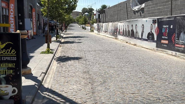Cadde ve sokaklar sessizliğe büründü