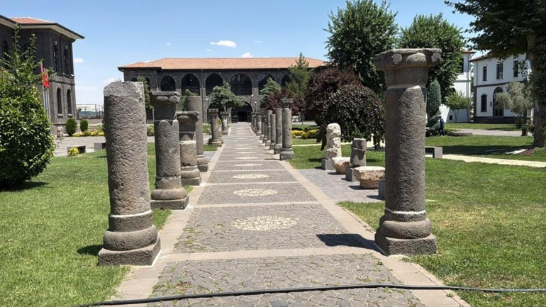 Cadde ve sokaklar sessizliğe büründü