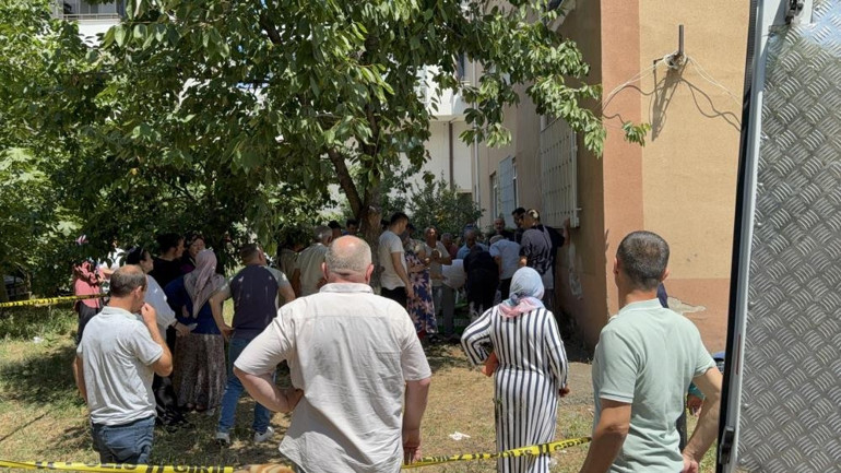 Pencereden düşen 16 yaşındaki çocuk hayatını kaybetti Yakınlarının feryadı yürekleri yaktı