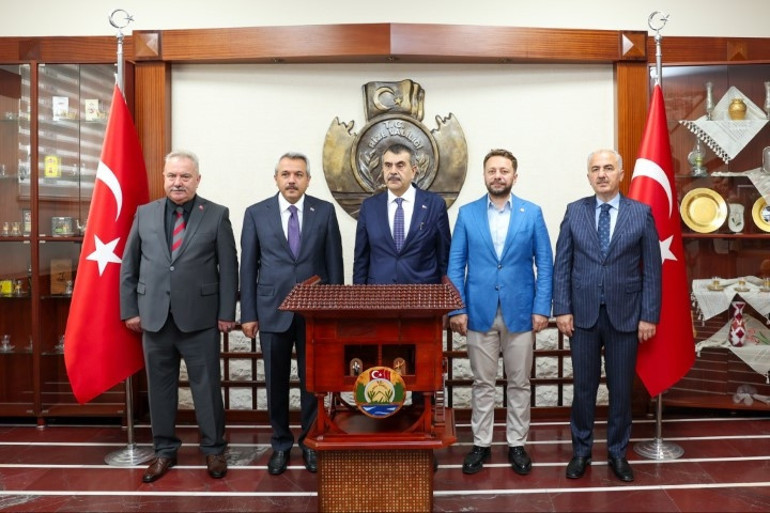 Osmanlı ile Cumhuriyeti barıştırmamız lazım