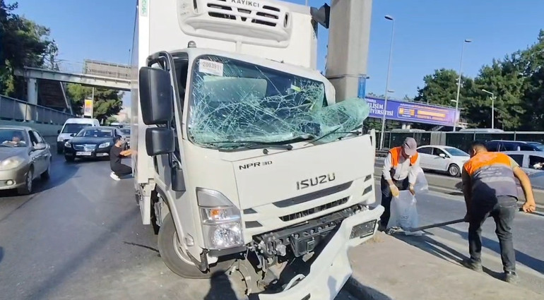 Bahçelievler D-100de yön direğine çarpan kamyonetin sürücüsü yaralandı