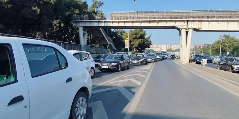 Bahçelievler D-100de yön direğine çarpan kamyonetin sürücüsü yaralandı