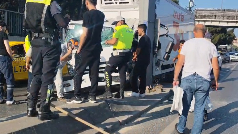 Bahçelievler D-100de yön direğine çarpan kamyonetin sürücüsü yaralandı