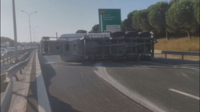 Büyükçekmecede beton tankeri devrildi; yol trafiğe kapatıldı