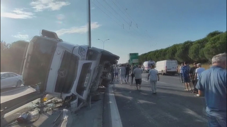 Büyükçekmecede beton tankeri devrildi; yol trafiğe kapatıldı