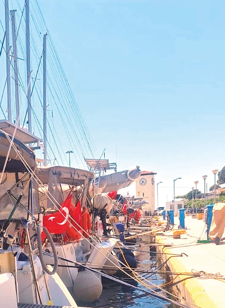 Yunan adaları Türk bayraklarıyla doldu