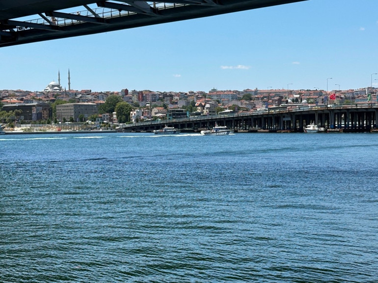 Haliç’te tur teknesi köprü ayağına çarptı Personel denize düştü