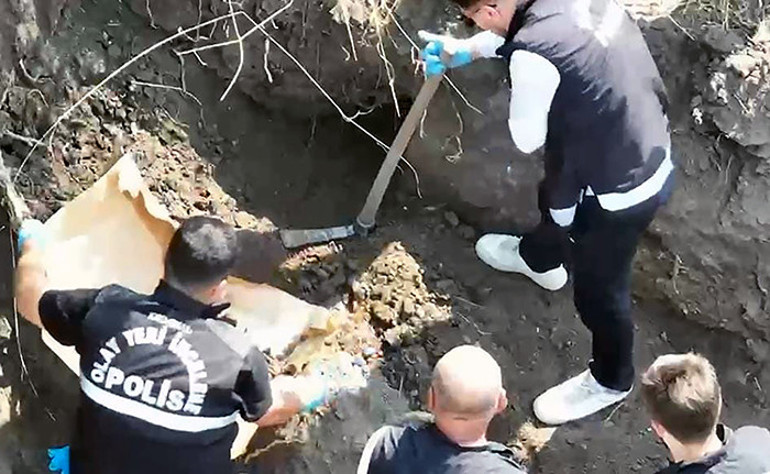 Kutuya atıp üzerini betonla kapatmış