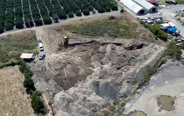 Kutuya atıp üzerini betonla kapatmış