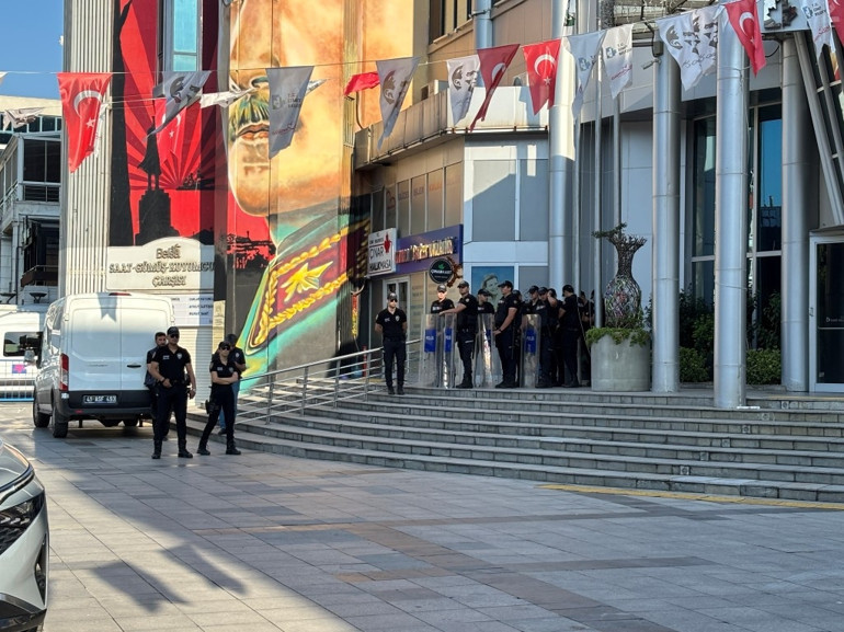 İzmit Belediyesine operasyon Belediye Başkanı Fatma Kaplan Hürriyet ve eşi Murat Hürriyet gözaltına alındı
