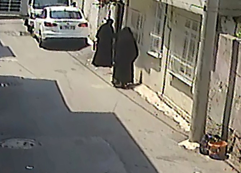 Adanada çarşaf giyip ev soyan hırsızlar kamerada Saklandıkları adreste yakalandılar