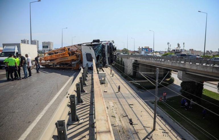 Sürücü kurtarıldı, tramvay seferleri aksadı