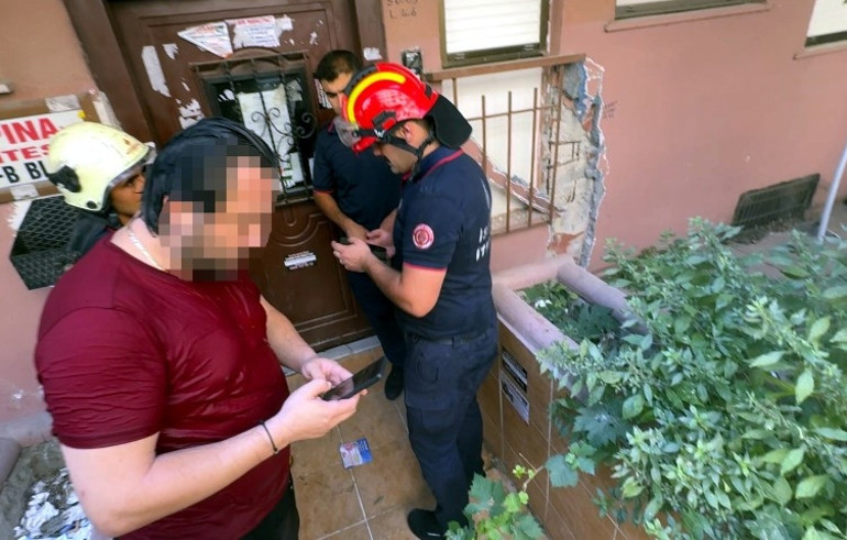 Söktüğü su saati binayı su altında bıraktı Vanayı kapatmaya çalışırken asansörde mahsur kaldı