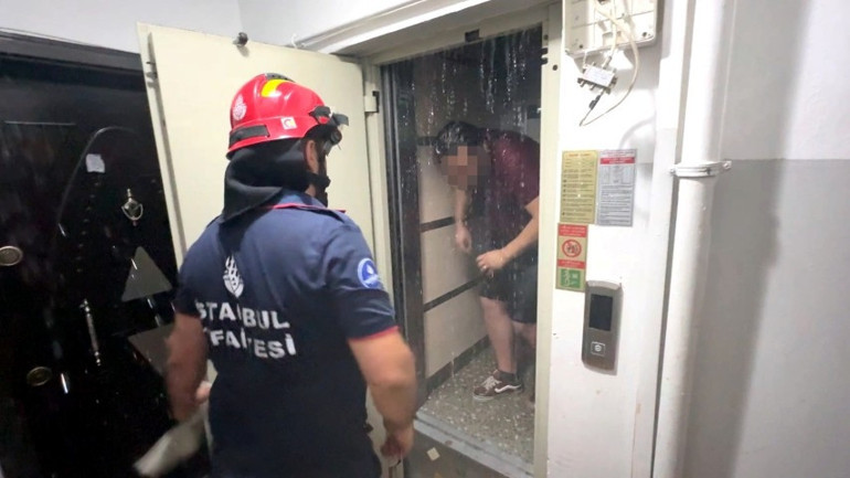 Söktüğü su saati binayı su altında bıraktı Vanayı kapatmaya çalışırken asansörde mahsur kaldı
