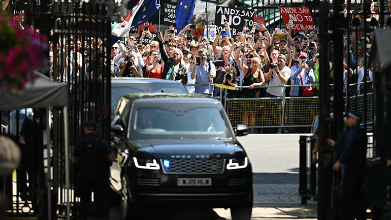 İngilterede yeni başbakan belli oldu: Kuzeyin kralı Downing Streeti devraldı