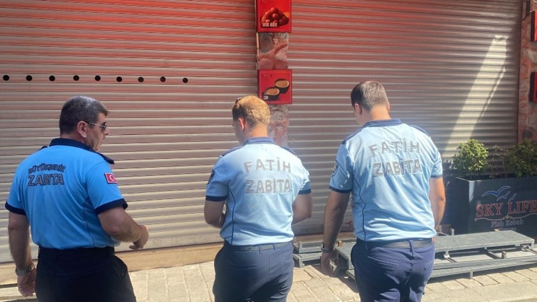 Fatihte mühürlü dükkandaki kötü kokunun altından bozuk gıda ve kedi ölüleri çıktı