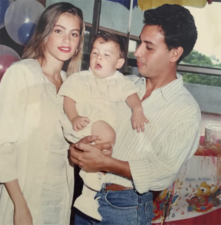 İlk evliliğini daha 18inde lise aşkıyla yapmıştı... Aradığı neşeyi 15 yaş genç sevgilide buldu... Saçlarını bile koklayarak öpüyor