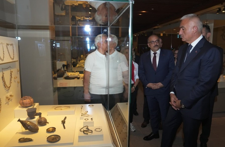 Yeni bir vizyonla geleceğe taşıyoruz
