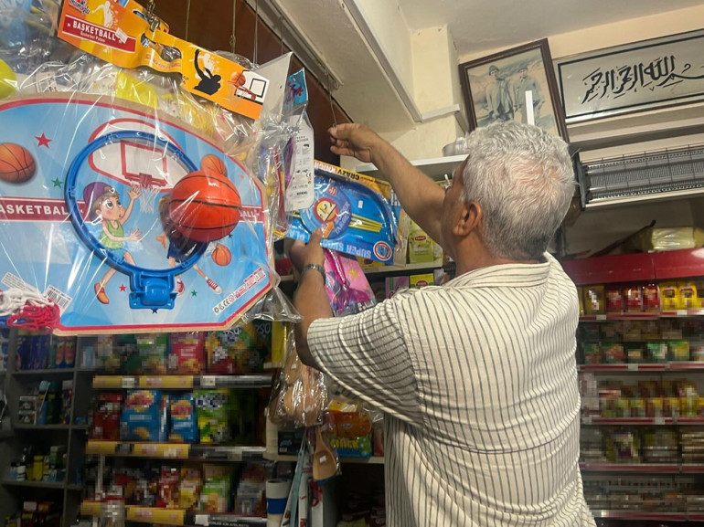 Bornova’da bakkal rafları çocukluk anılarını yaşatıyor