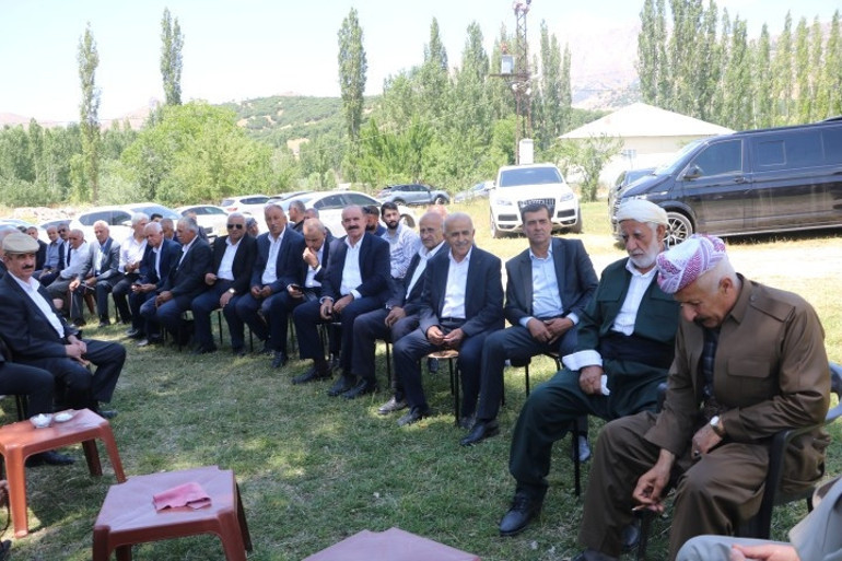 Hakkari’de 28 yıllık husumet sona erdi İki aile barış yemeğinde buluştu