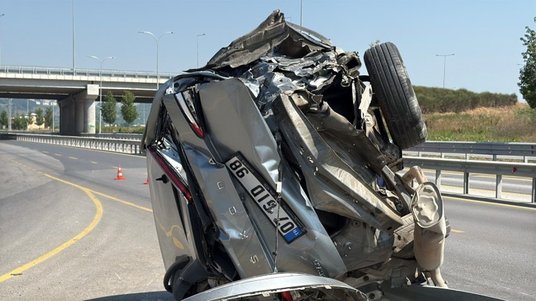 Adapazarında yan yatan araçta yangın paniği Depodaki sızıntıyı sakızla durdurdular