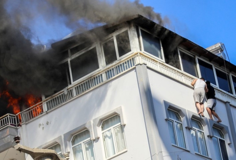 Alevlerin arasında can havliyle pencereden sarktılar Antalyada saniyelerle yarışan kurtarma