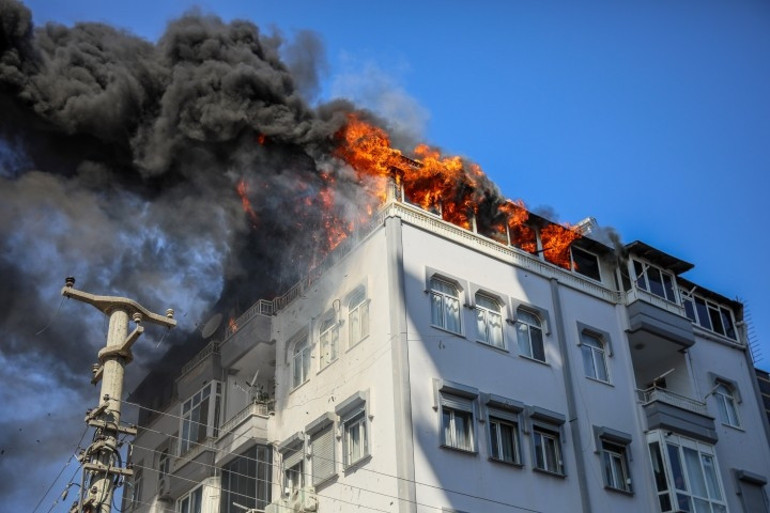 Alevlerin arasında can havliyle pencereden sarktılar Antalyada saniyelerle yarışan kurtarma