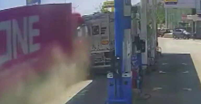 Kabine giren arı faciaya yol açıyordu Alerjisi olan şoför bayılınca TIR istasyona daldı