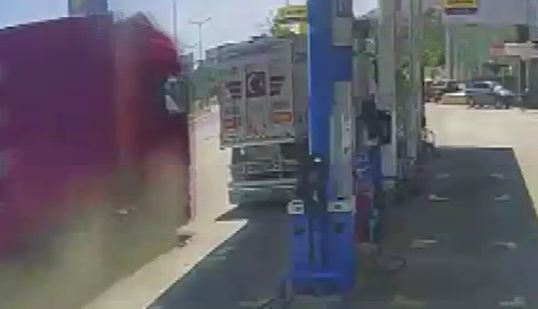 Kabine giren arı faciaya yol açıyordu Alerjisi olan şoför bayılınca TIR istasyona daldı