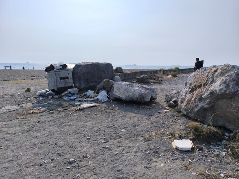 Hatay’da ruhsat krizi Sahil yolunu duvar ve taşlarla kapattı