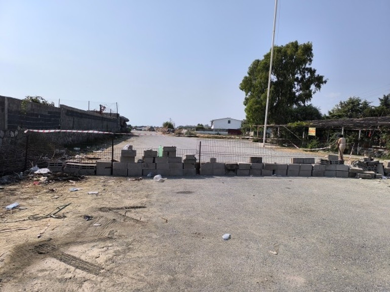 Hatay’da ruhsat krizi Sahil yolunu duvar ve taşlarla kapattı