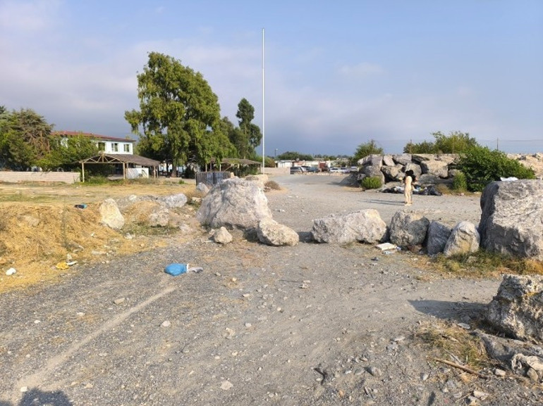 Hatay’da ruhsat krizi Sahil yolunu duvar ve taşlarla kapattı