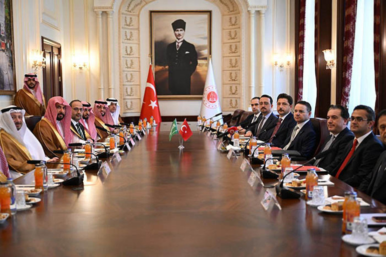 Bakan Gürlek, Suudi mevkidaşı ile bir araya geldi