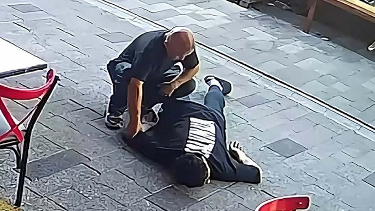 Muğlada akıllara durgunluk veren olay Fenalaşıp yere yığılan gence yardım edecek gibi yaklaştı, parasını çaldı