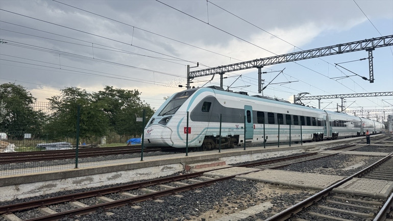 Saatte 160 kilometre hız Milli Elektrikli Tren yeni hattında yola çıktı