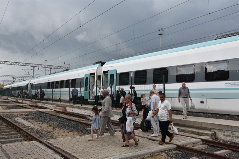 Saatte 160 kilometre hız Milli Elektrikli Tren yeni hattında yola çıktı