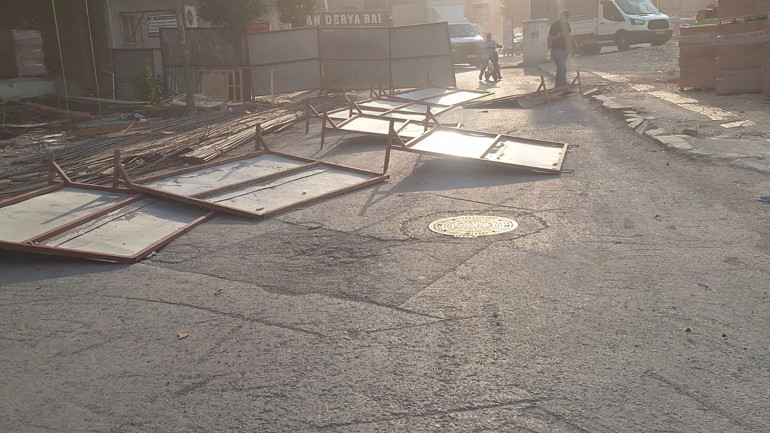  Çatılar uçtu, ağaçlar devrildi
