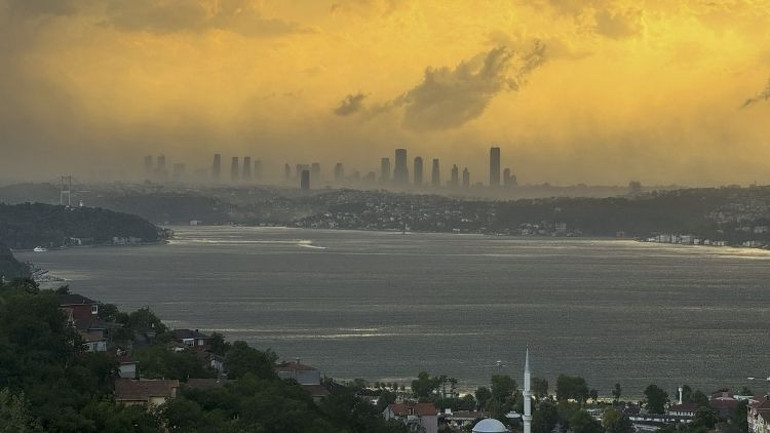  Çatılar uçtu, ağaçlar devrildi