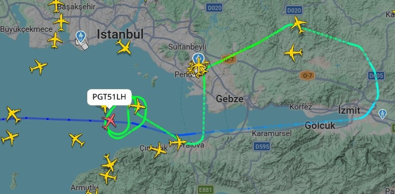 Meteoroloji uyarmıştı... İstanbulda şiddetli fırtına: Çatılar uçtu, ağaçlar devrildi