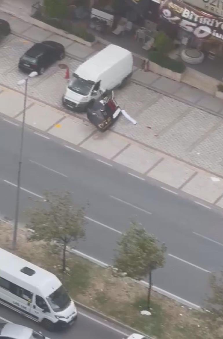 Meteoroloji uyarmıştı... İstanbulda şiddetli fırtına: Çatılar uçtu, ağaçlar devrildi