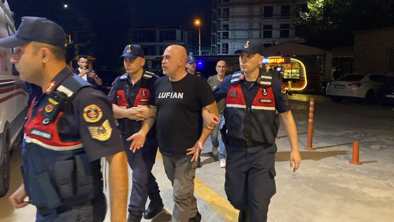 Bursa’daki uyuşturucu operasyonunda yönetmen Ezel Akay ve kardeşi gözaltına alındı