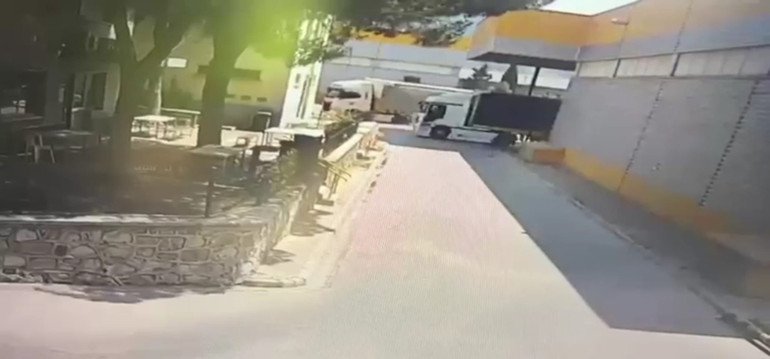 İzmir’de TIR ile çarpışan forkliftin kadın sürücüsü öldü