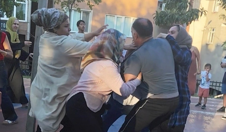 İstanbul’da çocuk parkında kavga Kızıma tokat attın diyerek tartıştı, eşleri parkta tekme tokat birbirine girdi