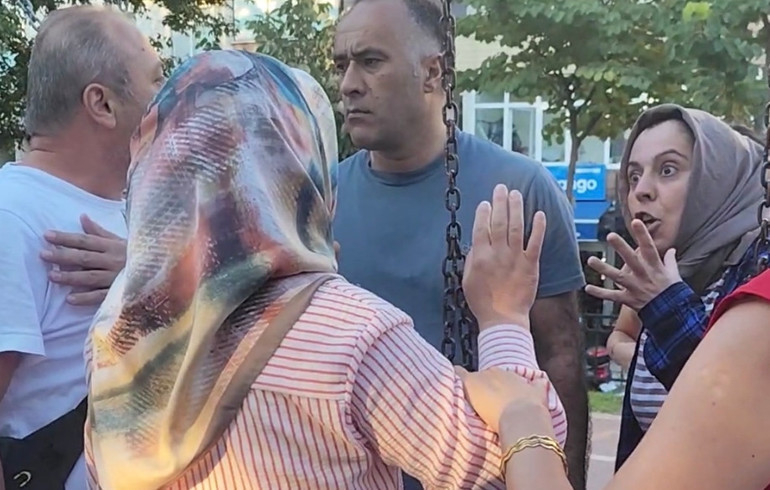 İstanbul’da çocuk parkında kavga Kızıma tokat attın diyerek tartıştı, eşleri parkta tekme tokat birbirine girdi