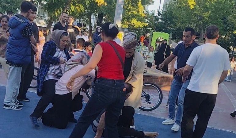 İstanbul’da çocuk parkında kavga Kızıma tokat attın diyerek tartıştı, eşleri parkta tekme tokat birbirine girdi