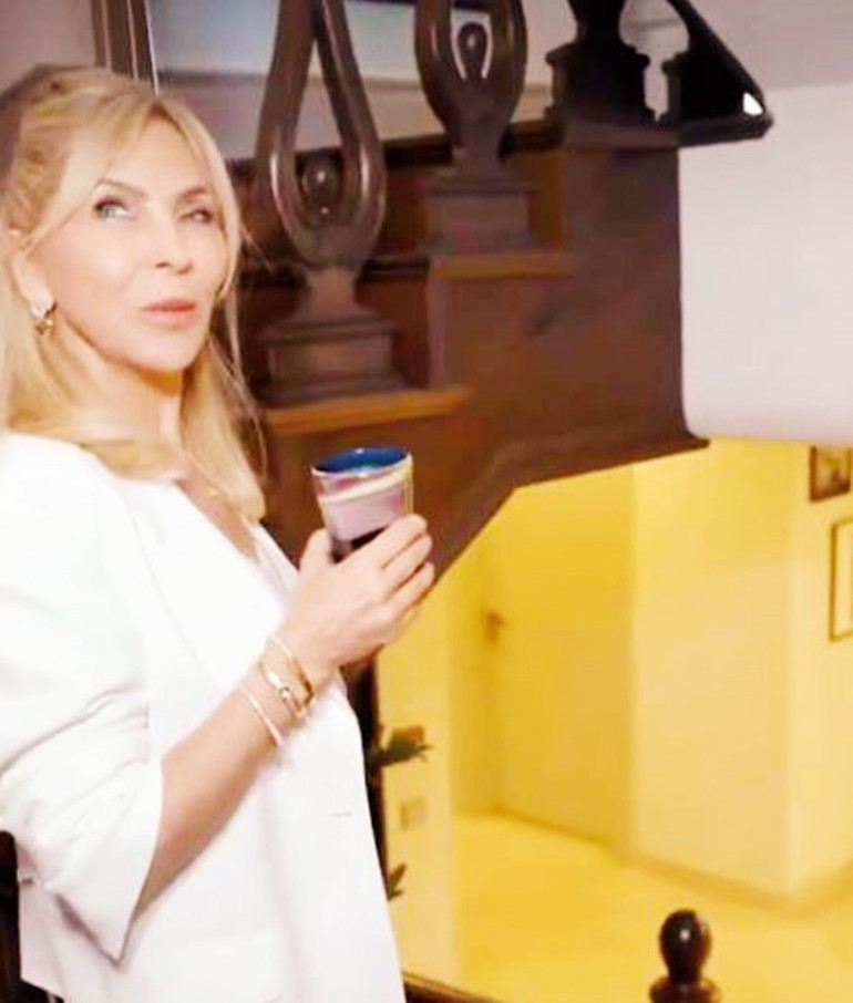 Arzu Sabancı yalısını gezdirdi