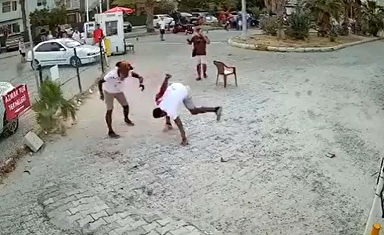 Muğla’da sokak ortasında bıçaklı kavga Birbirini yaralayan iki kişiden birinin durumu ağır