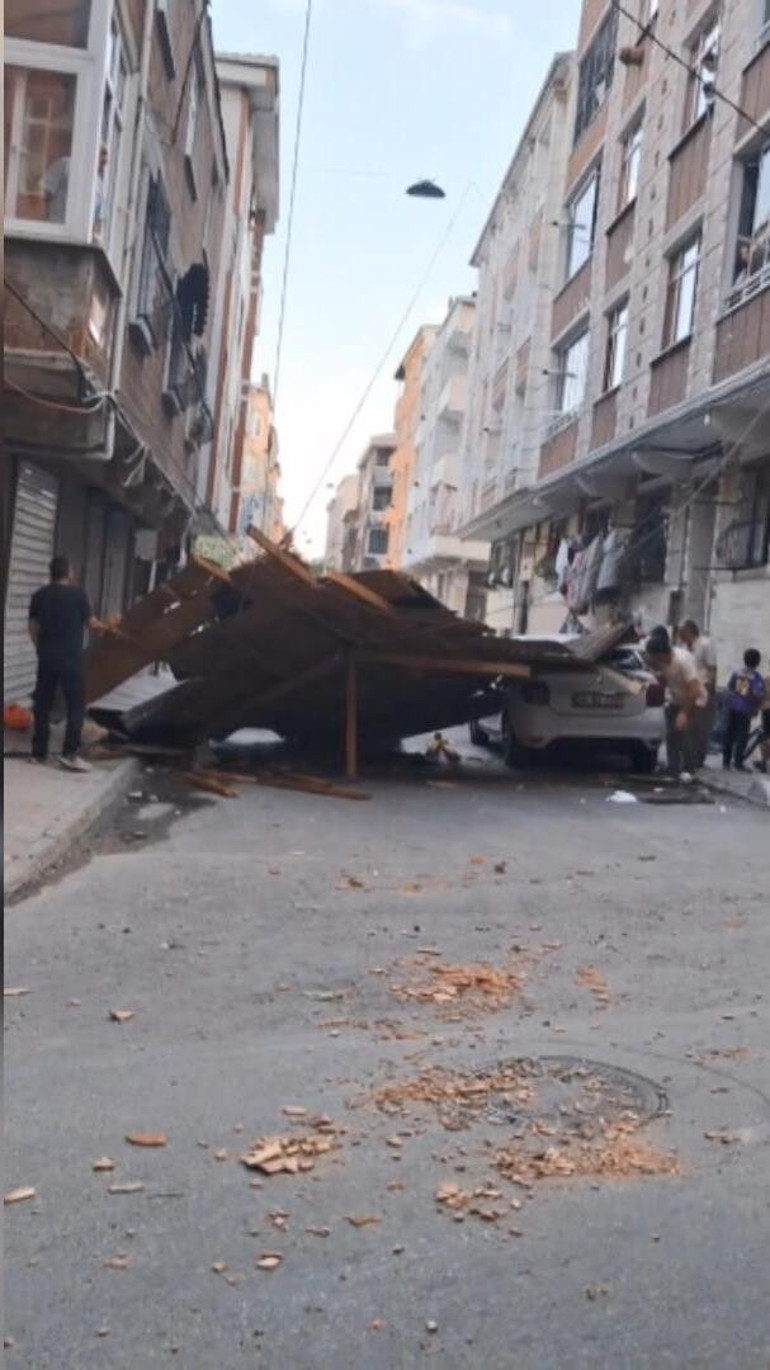 Fırtınada 4 katlı binanın çatısı uçtu, çocuklar son anda kurtuldu