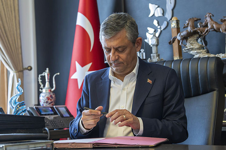 Son dakika... Özgür Özel CHPden istifa etti Özgür Özelden dikkat çeken rozet ve portre detayı: İşte Yeni Partinin logosu