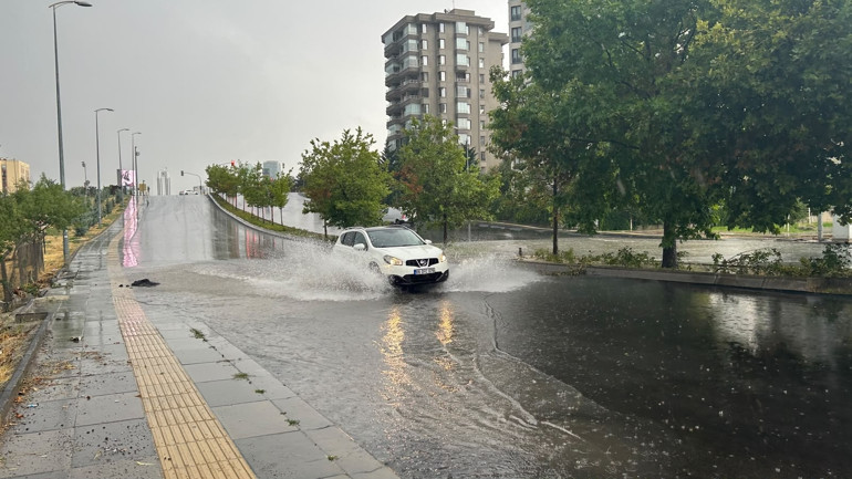 Meteorolojiden kuvvetli yağış, fırtına, toz taşınımı uyarısı
